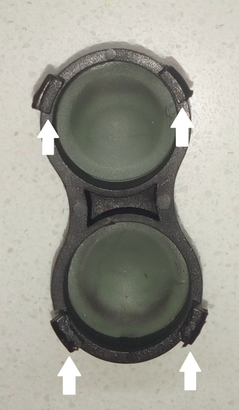 Расположение защелок у накладки для кнопки у блендера