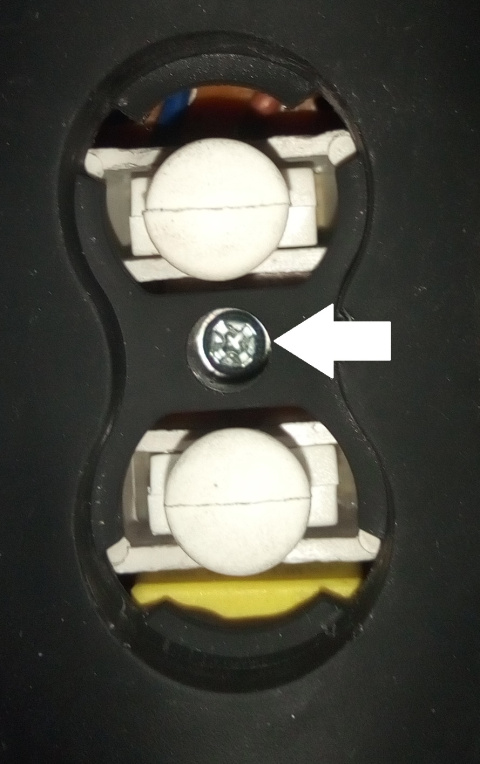 Шуруп под накладкой для кнопки у блендера