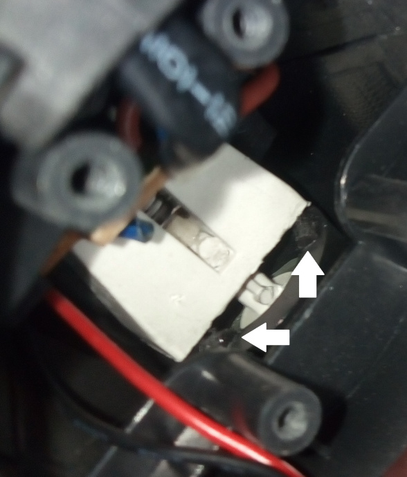 Расположение защелок у накладки для кнопки у блендера